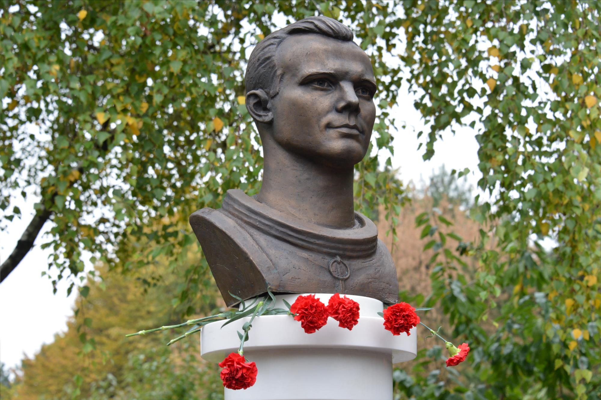 Памятник юрию фото. Юрий Гагарин памятник. Гагарин Юрий Алексеевич памятник. Бюст Юрия Гагарина. Памятник Юрия Гагарина в Кемерово.